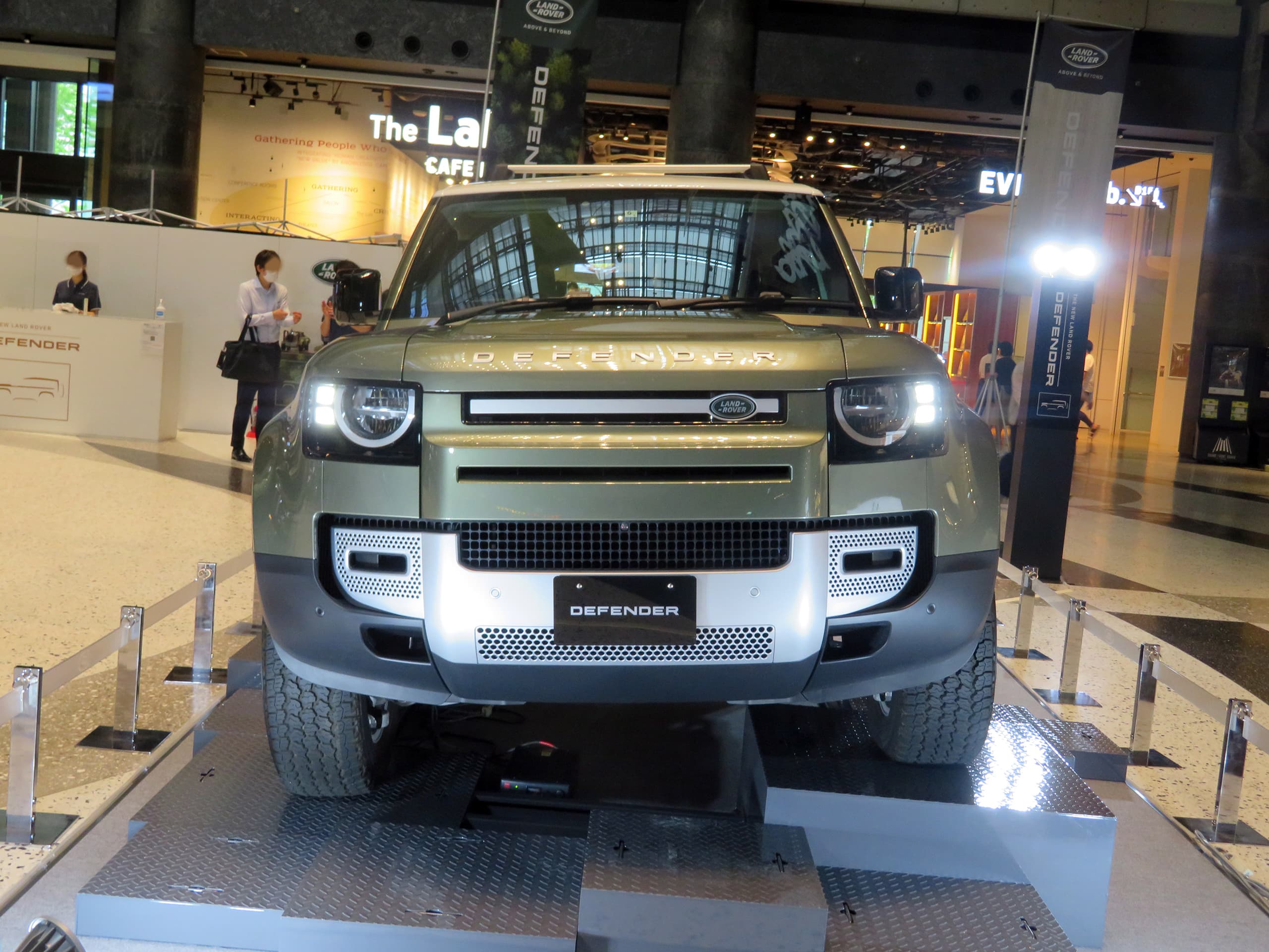 Land Rover Defender used as an illustrative rugged SUV stand-in for Geely Galaxy Cruiser 700 coverage