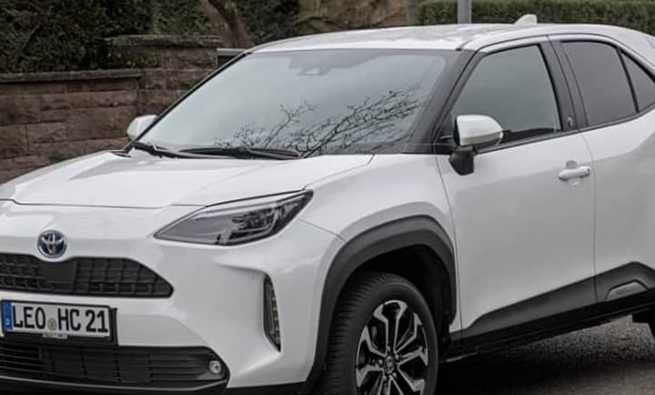 2023 Toyota Yaris LE 3